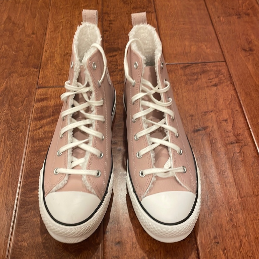 Never worn before pink leather, Sherpa inside converse